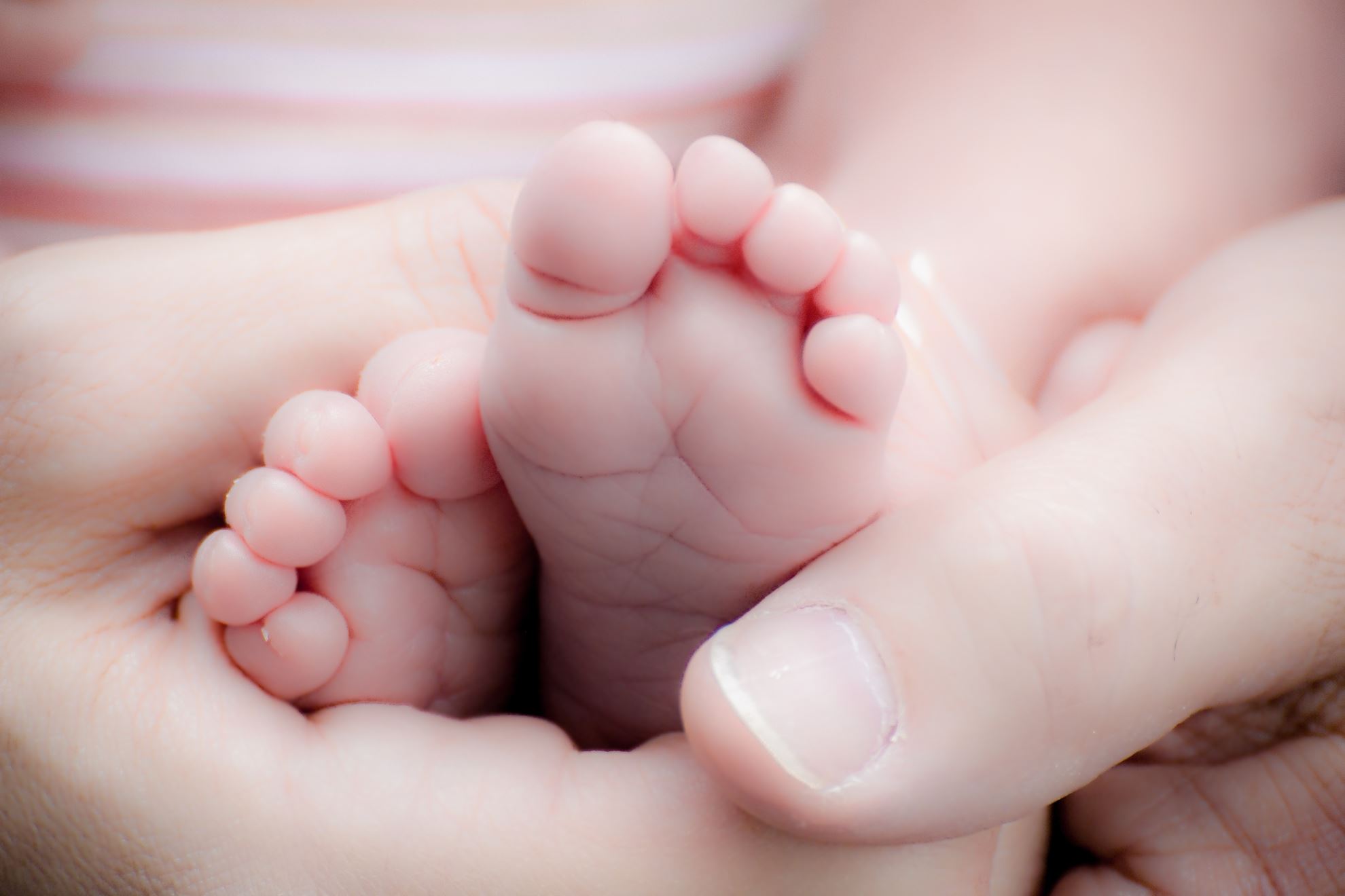 9 правила кои треба да ги почитувате кога одите во посета на новороденче