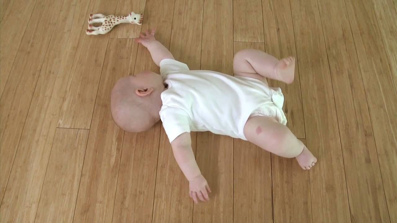 Вртење од една на друга страна- Како да вежбате со своето бебе (ВИДЕО)