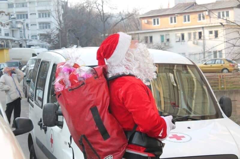 Дедо Мраз подели над 100 пакетчиња во Клиниката за детски болести и Клиниката за Онкологија