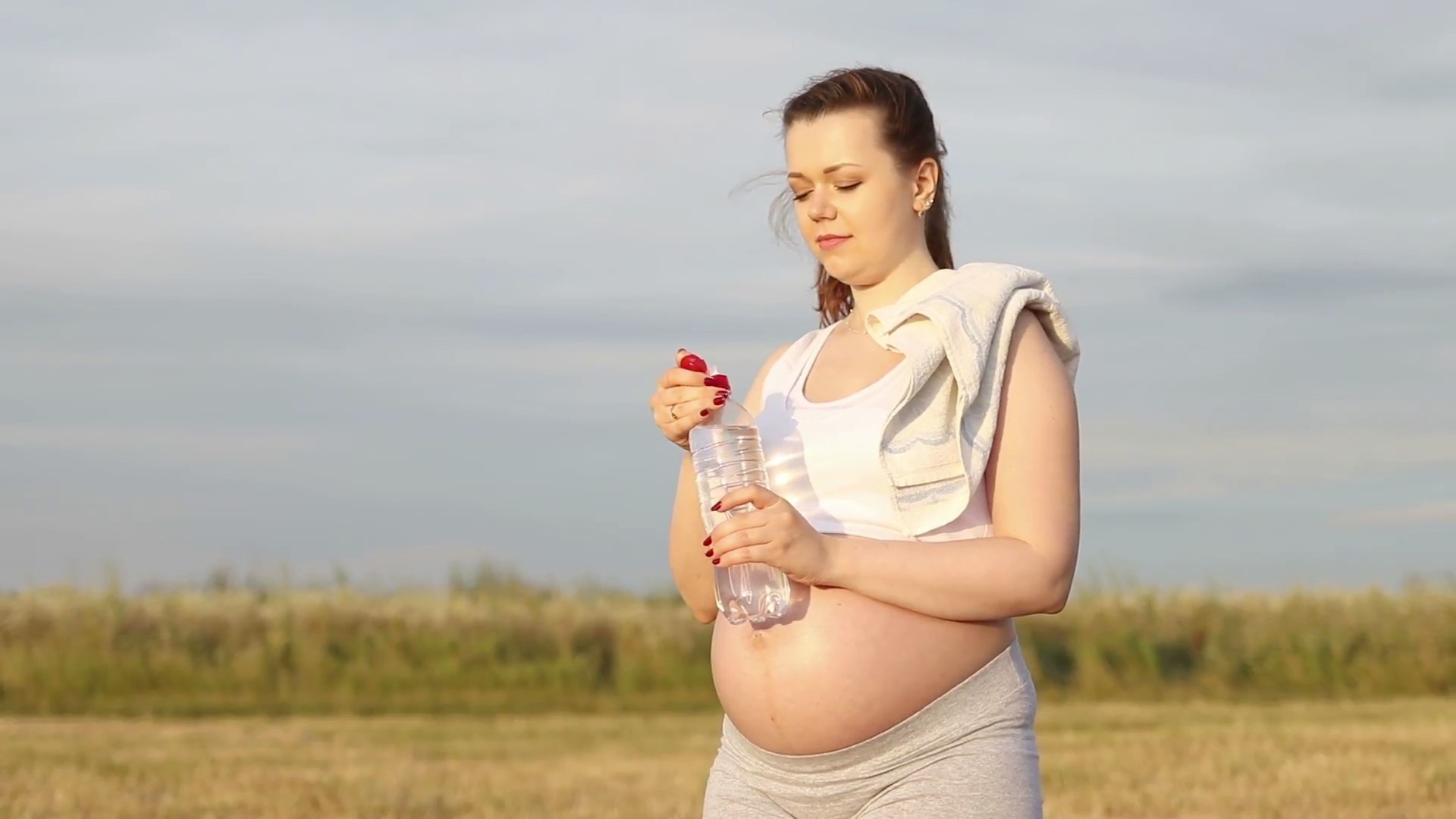Колку вода треба бремената жена да внесува дневно?