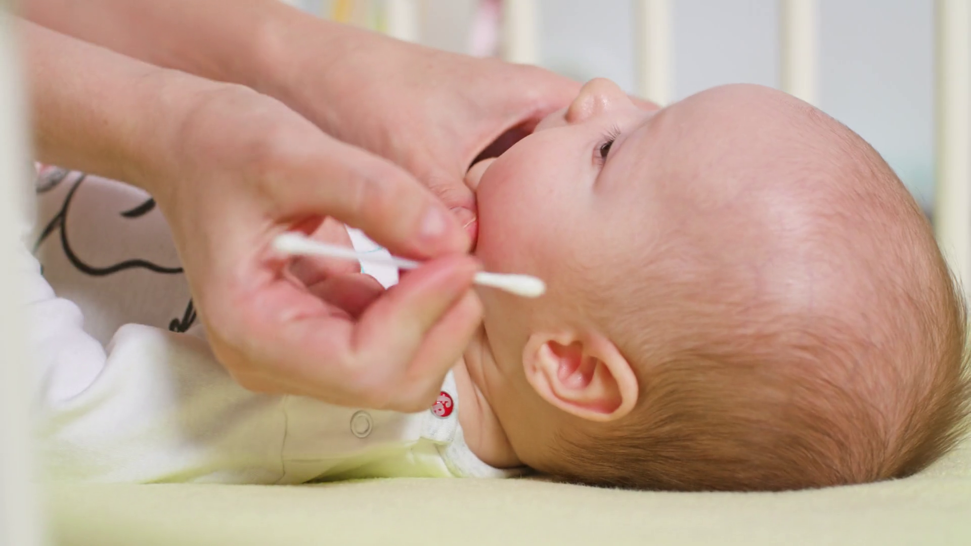 Дали ушињата на бебето се чистат со стапчиња