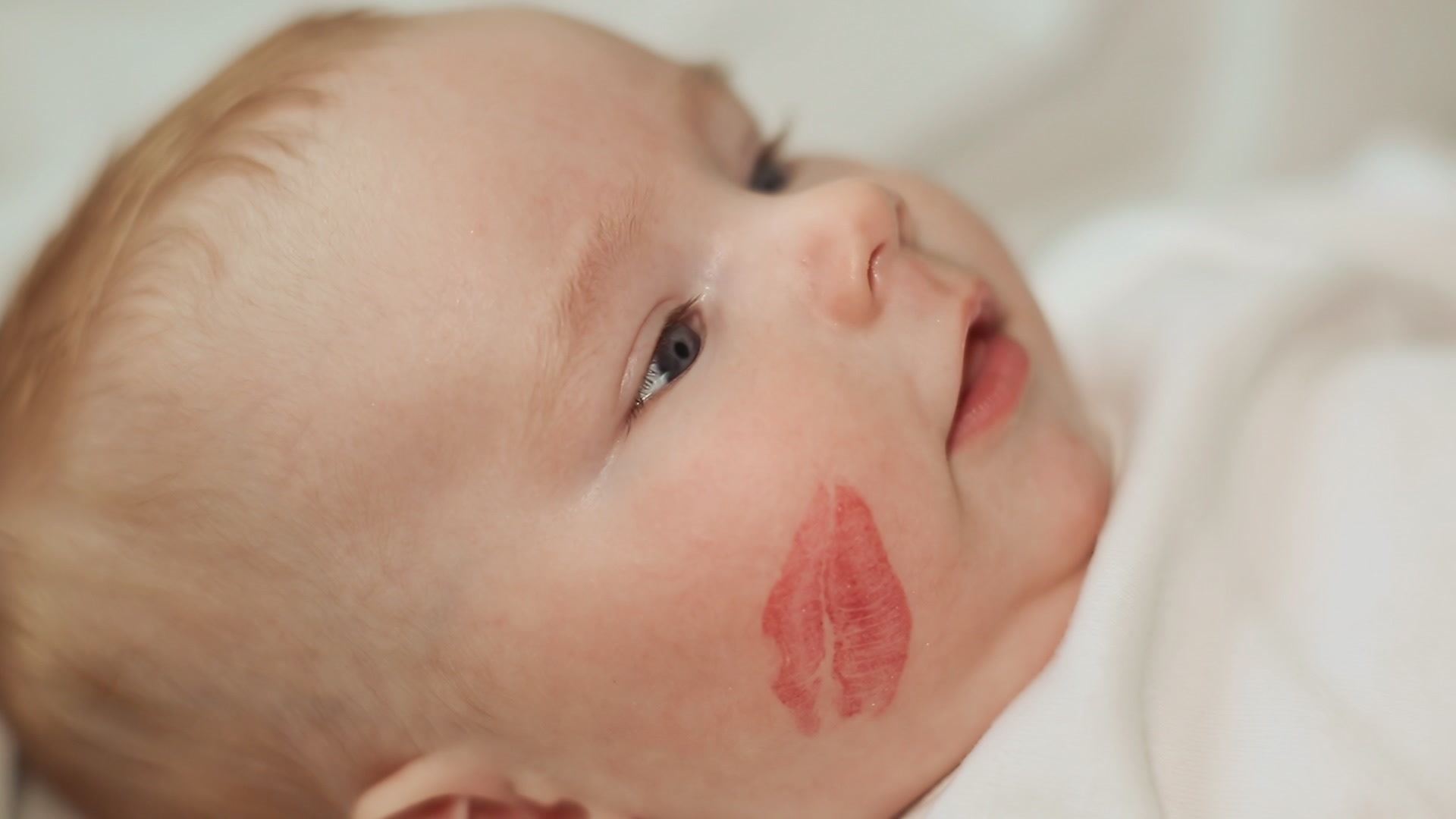 Не го бакнувајте бебето во лице и раце