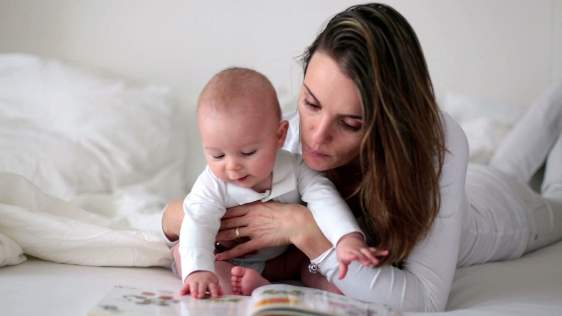 Читајте му книги на бебето - никогаш не е премногу рано да се започне
