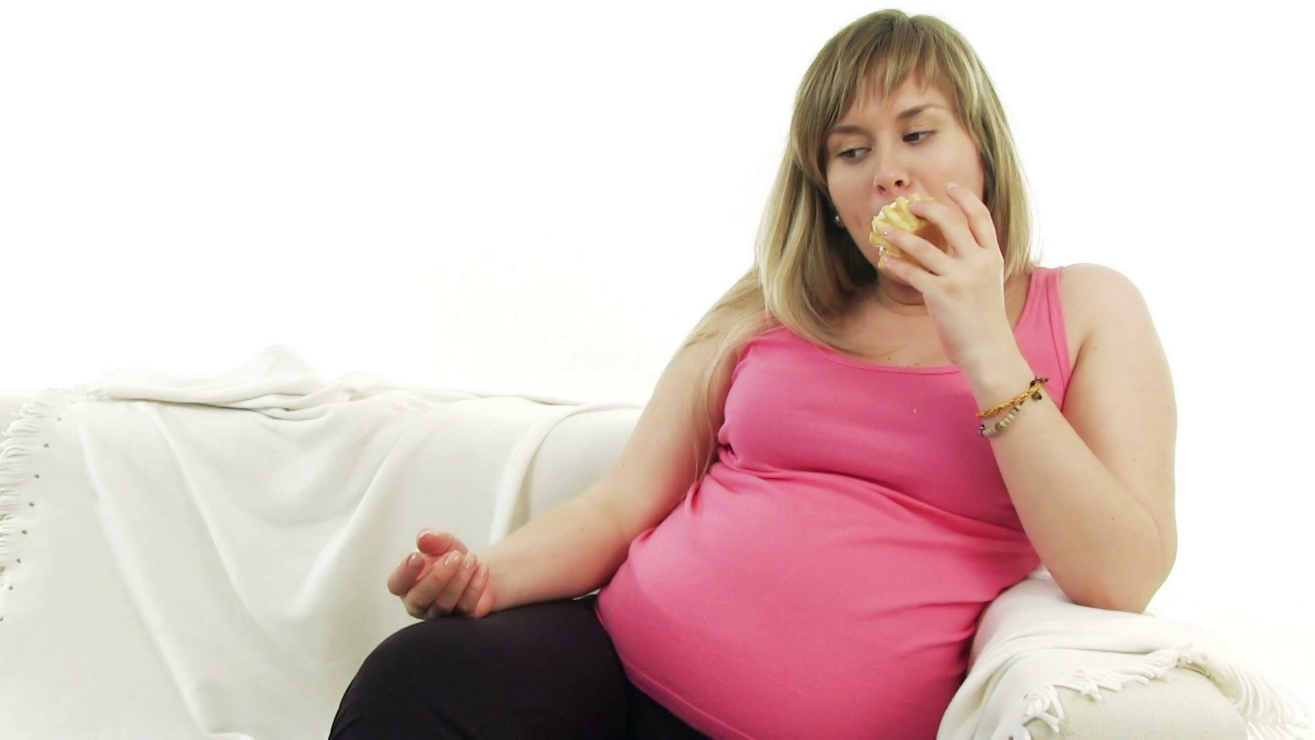 Мајчината гојазност пред и после бременоста влијае на вишокот на килограми кај детето подоцна
