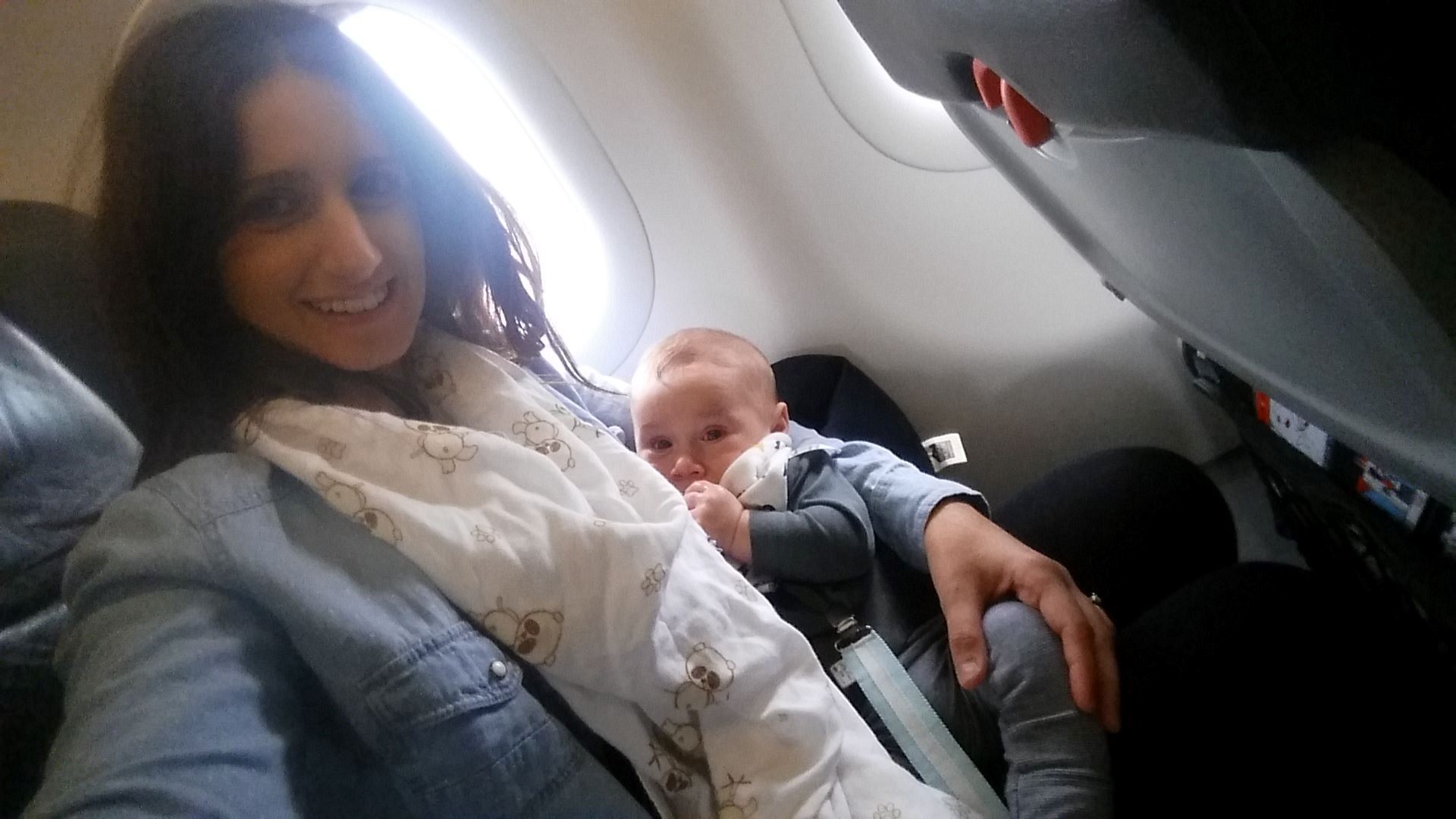 Подготвени за патување: Кога бебето може да се вози со авион?
