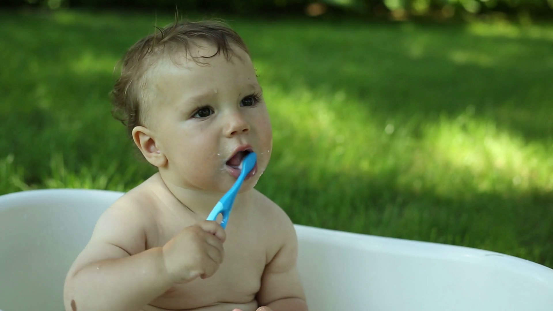 Како да го научите детето да ги мие забите?