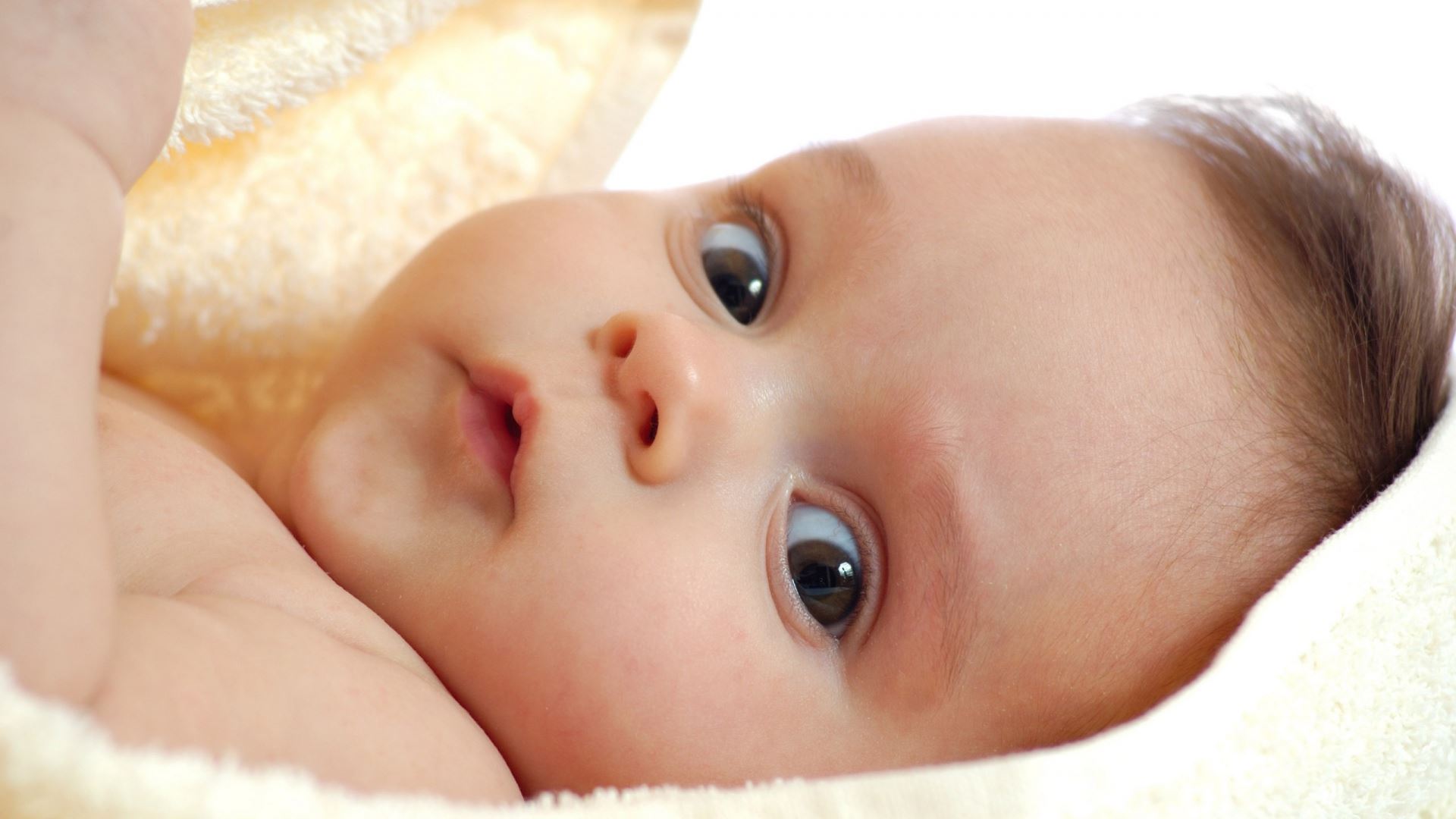 Што ни кажуваат бебешките очи и движењата со рацете?