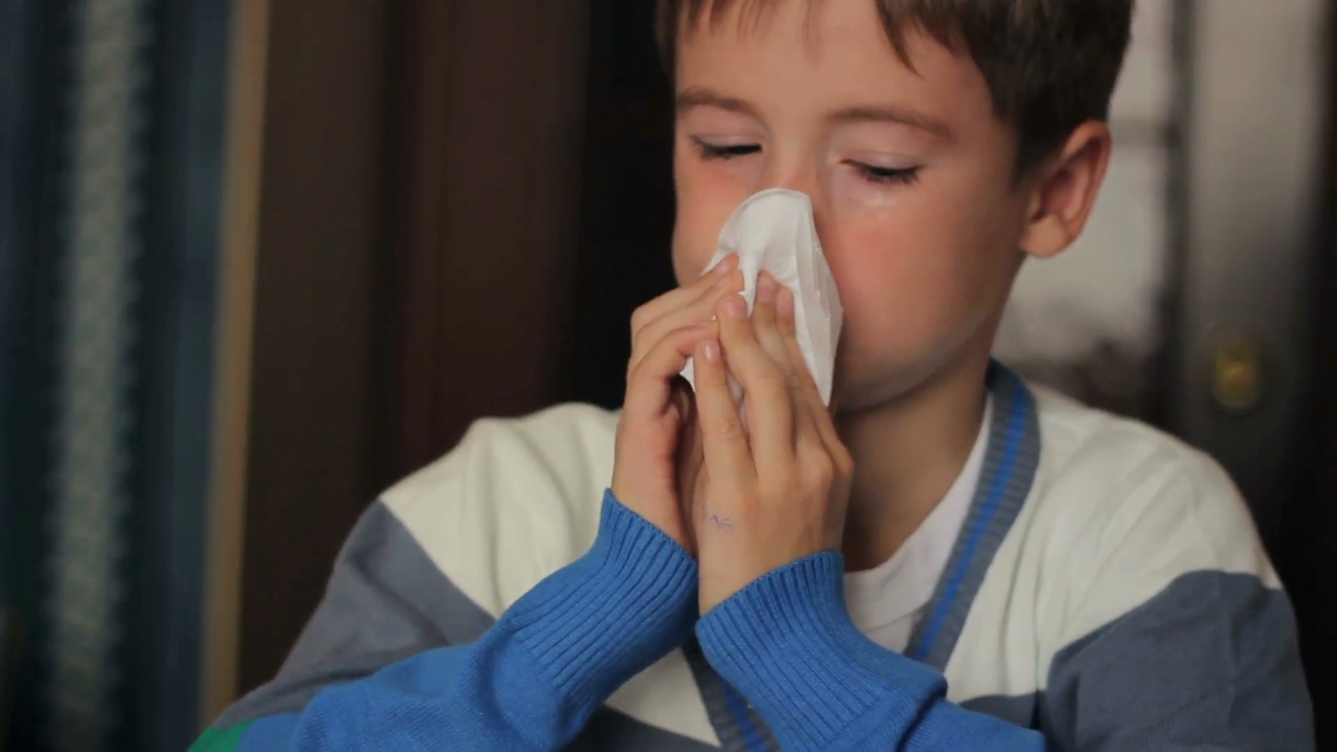 Како да научиме детето правилно да го дува носот?