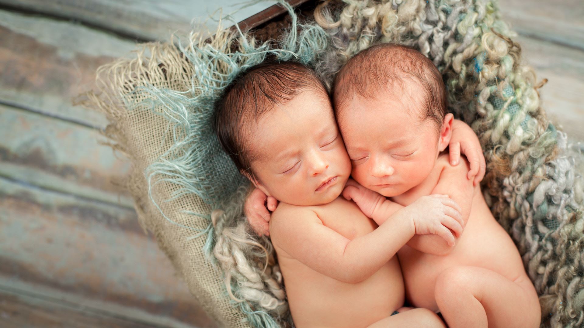 Може ли близнаците да спијат во ист кревет?