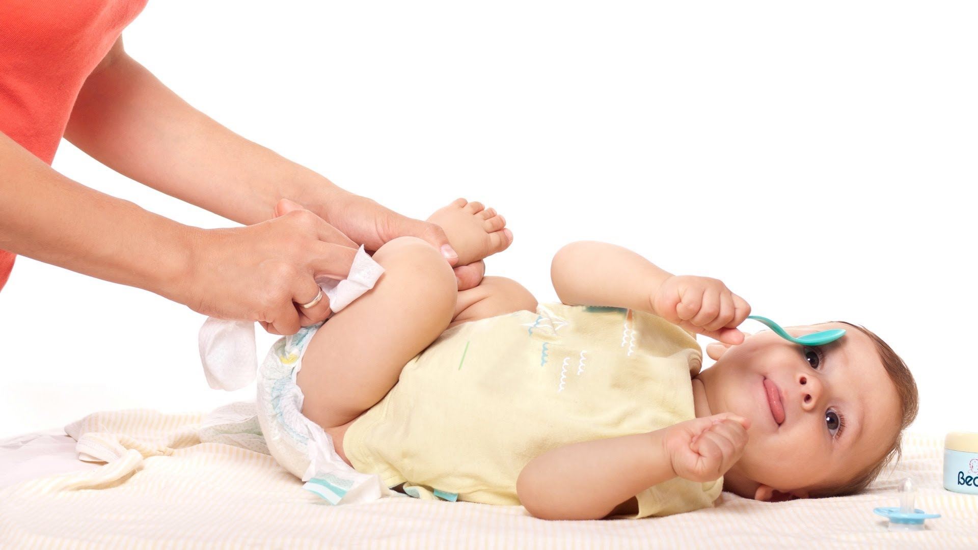 Трикови за поуспешно менување на пелени на немирни бебиња