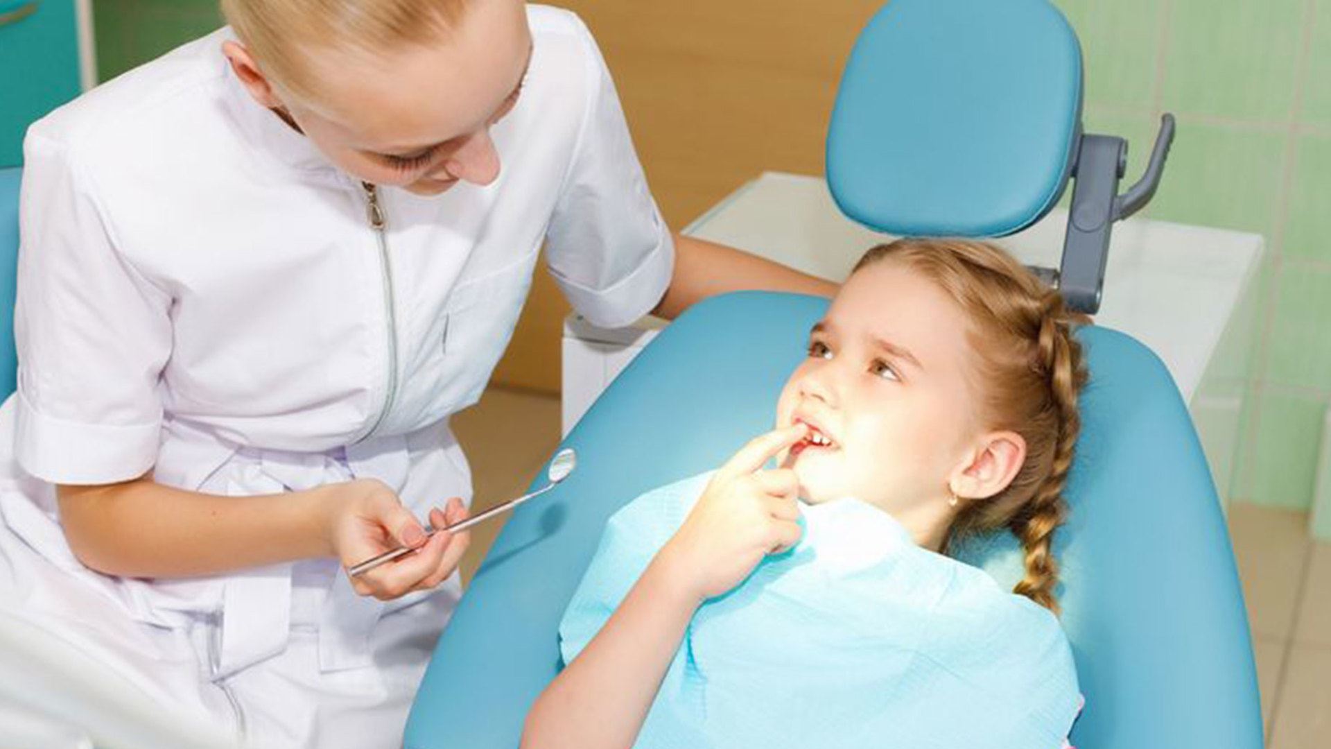 Совети од детски стоматолог: Кога излегуваат сталните заби и по што се разликуваат од млечните