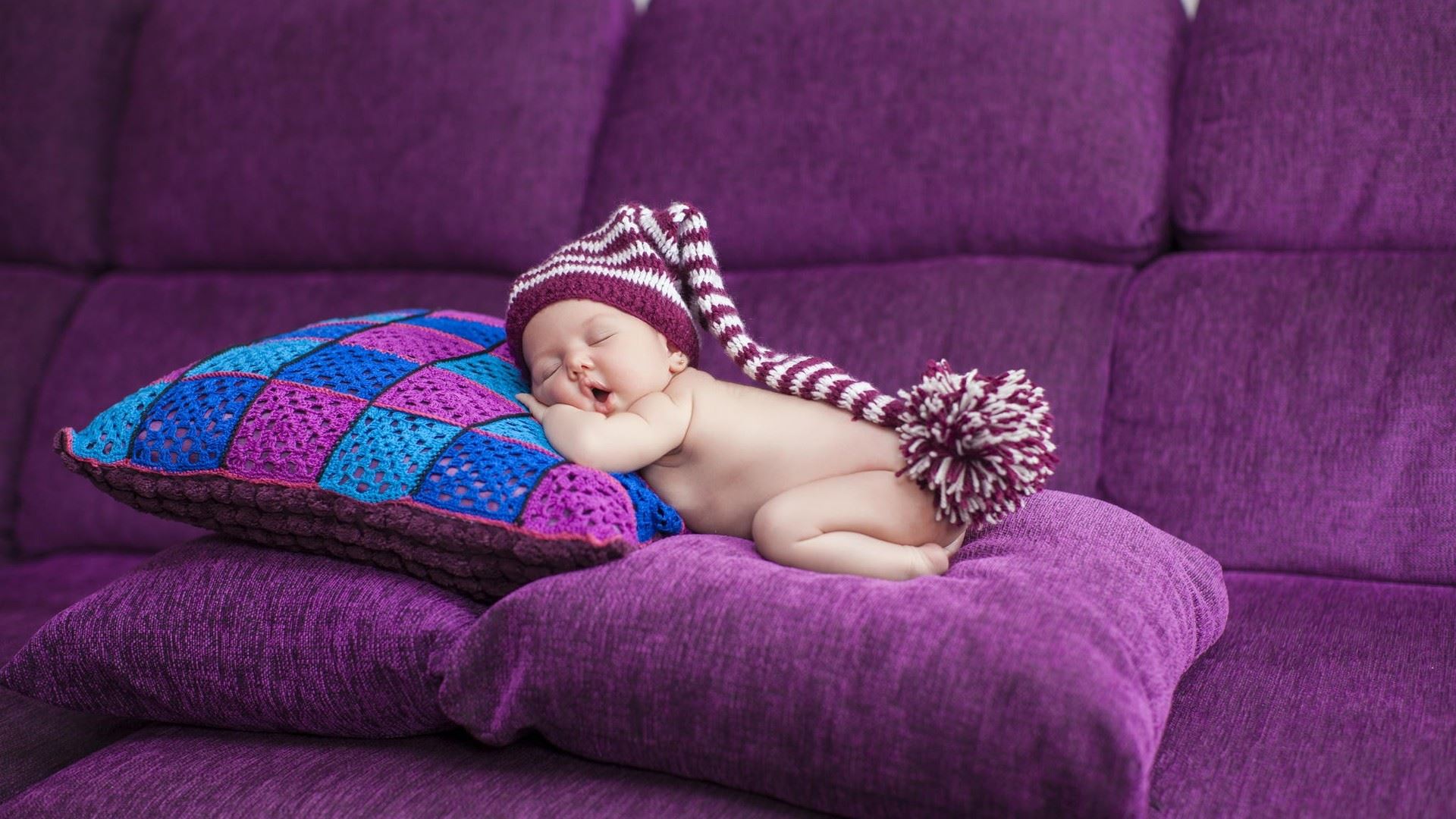 Бебињата во стомакот на мајката и новородените бебиња сонуваат поинаку