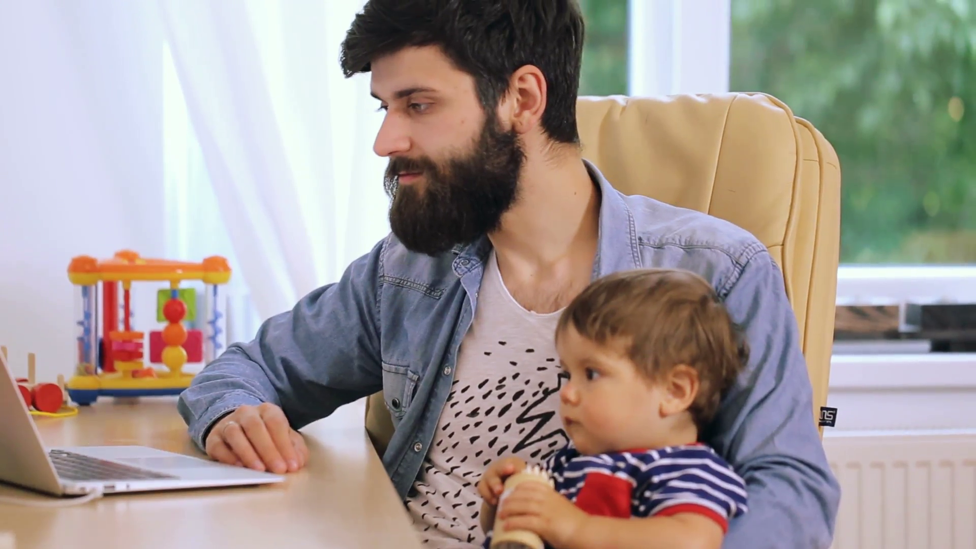 Интересно истражување: Што бебињата мислат за мажите со брада