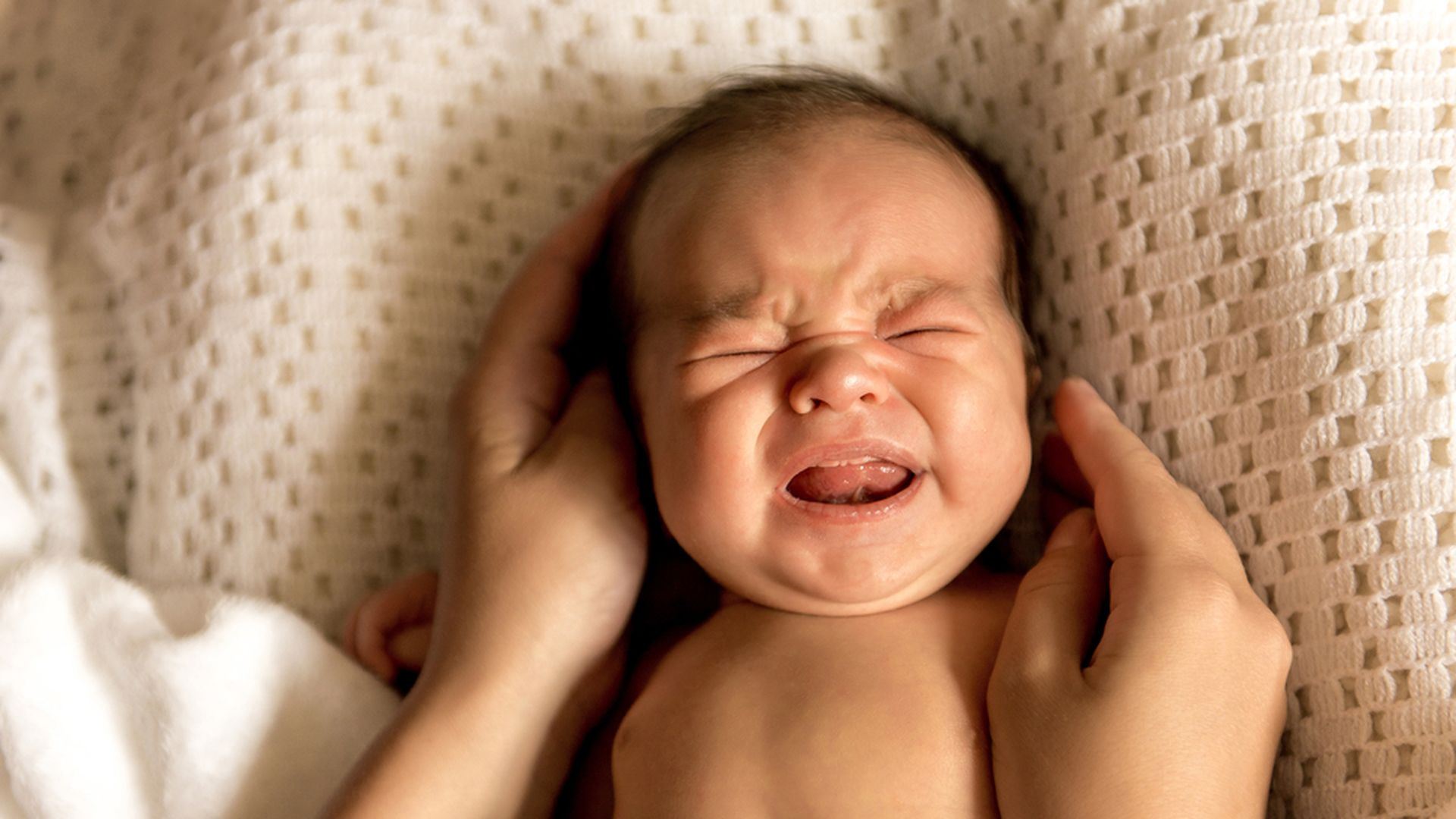 Проблеми со спиење: Зошто бебињата ноќе се будат и зошто плачат
