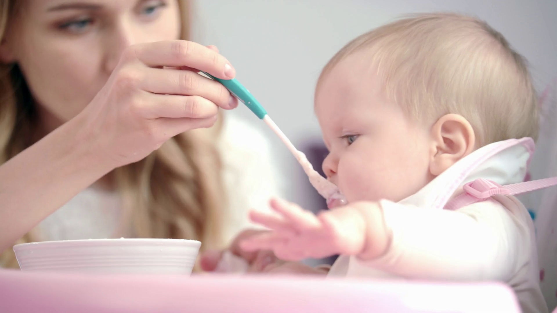 Што би требале да избегнувате во исхраната на бебето во првата година