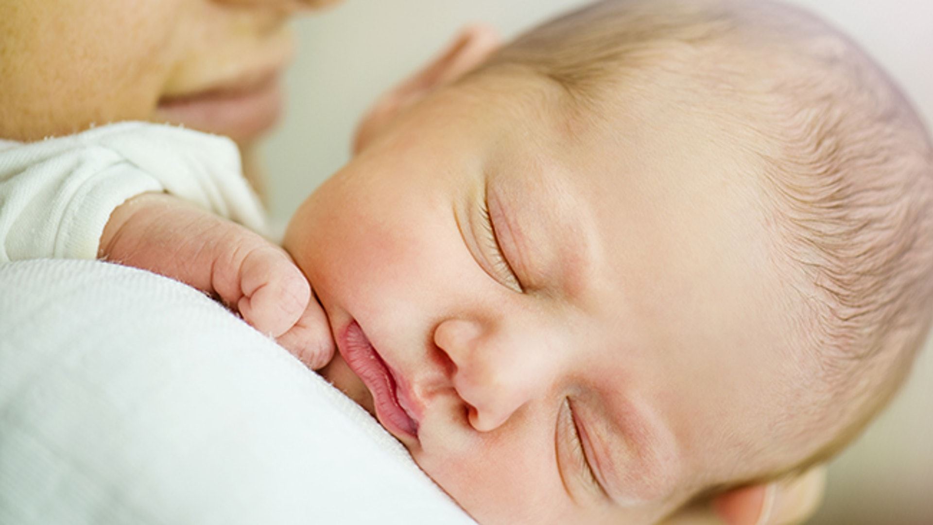 Дали успивањето на бебето во раце е добра или лоша навика?