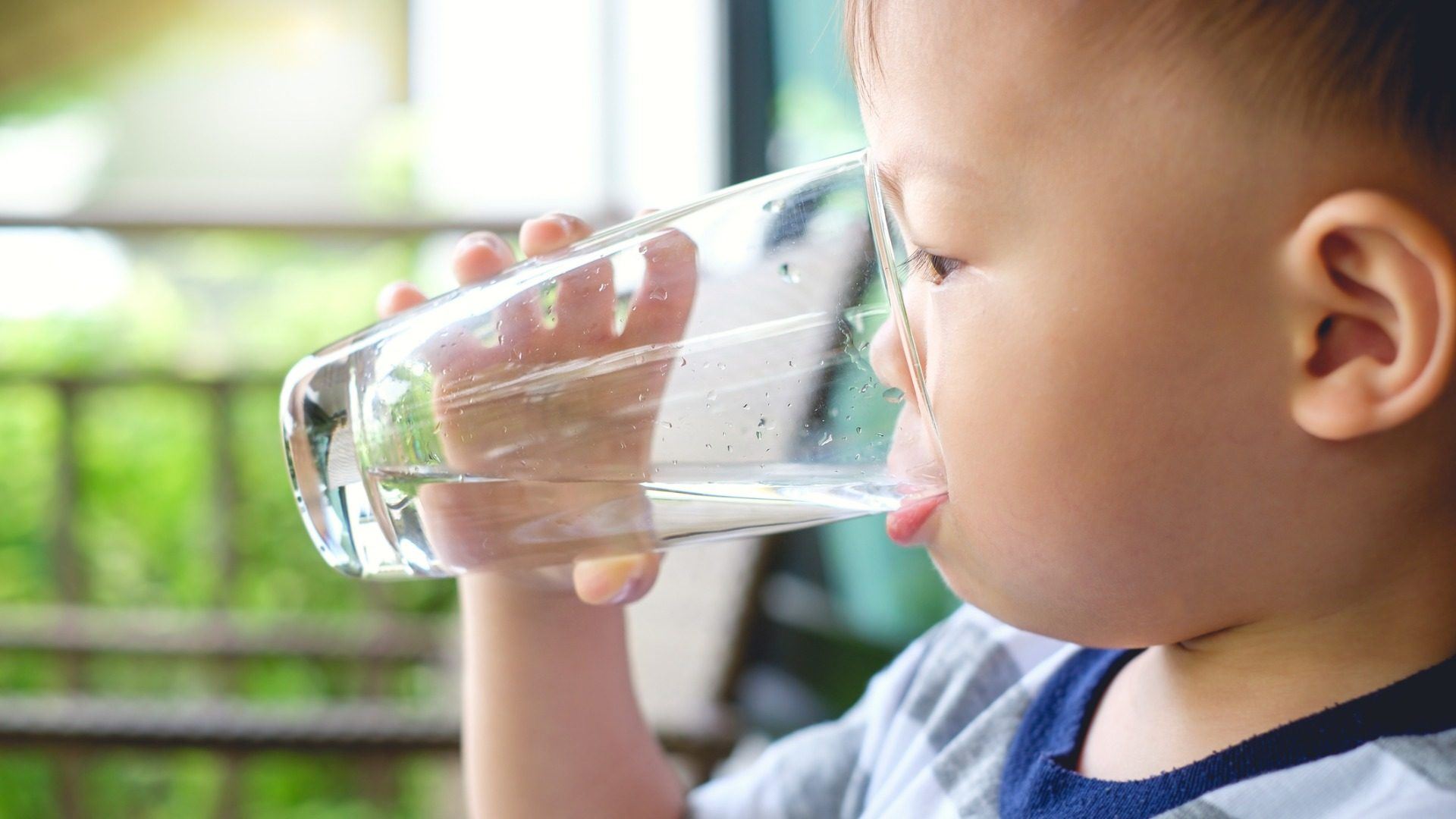 Колку течности му се потребни на детето
