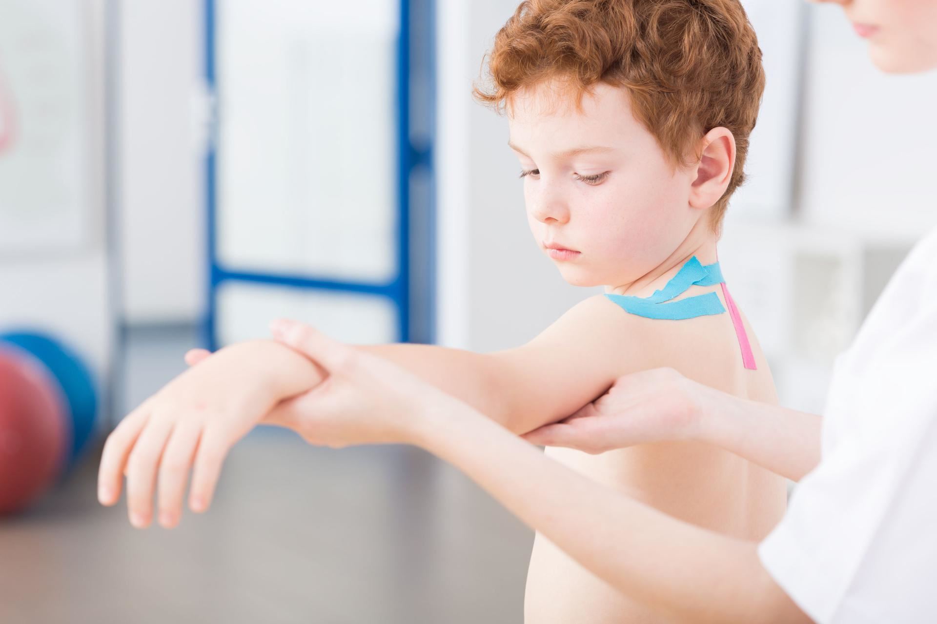 Деформитети на ‘рбетниот столб: Кифоза кај децата – симптоми и лечење
