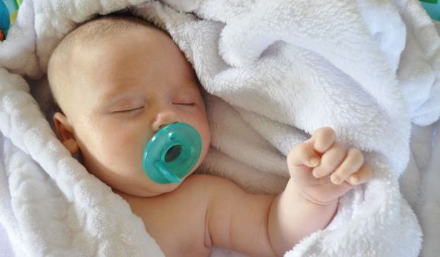 Дали бебето за време на сонот треба да носи цуцла?