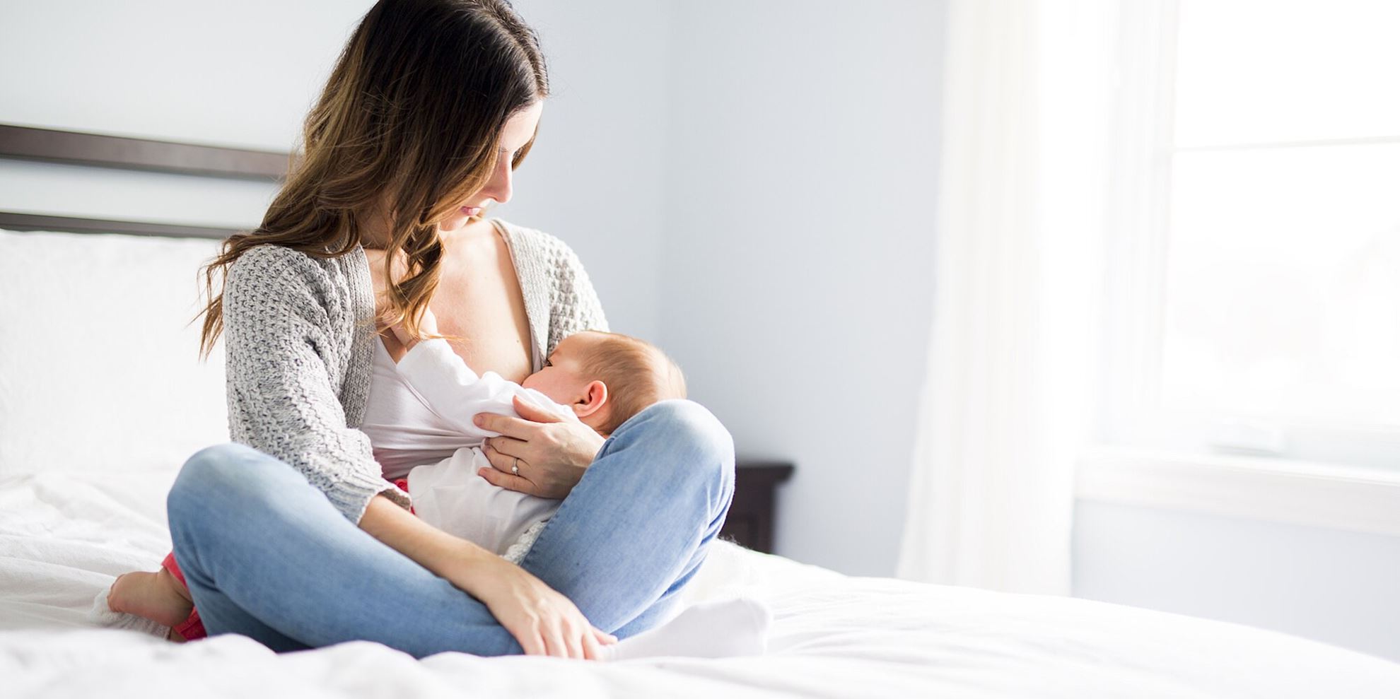 Како правилно да го наместам бебето за доењe?