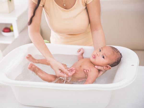 Дали бебето треба да се капе секој ден?