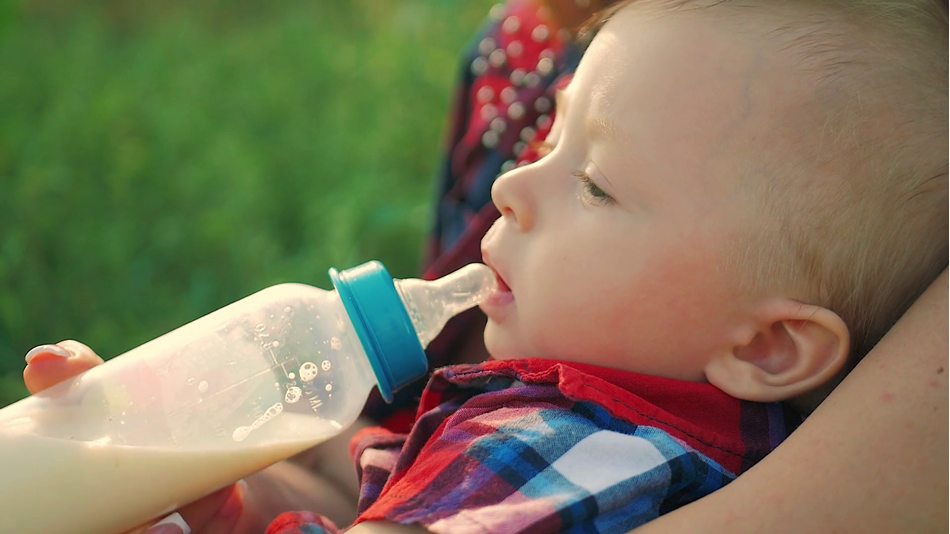 Исхрана на бебето: Како да одберете правилно шише?